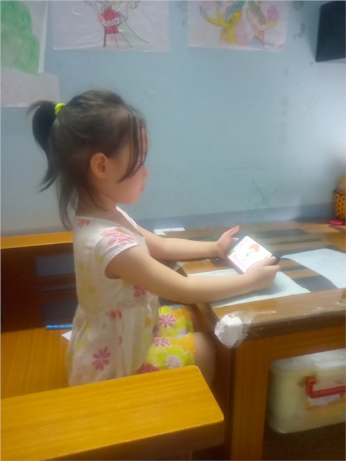 Bé Mai Hương tham gia học cùng cô qua video